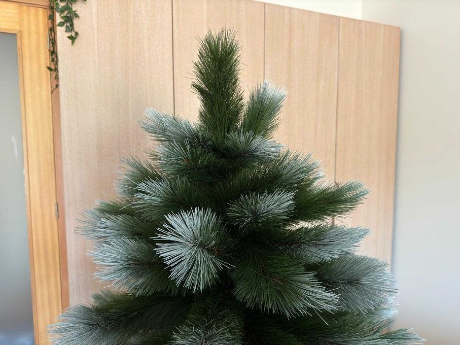 Árvore de natal c/ neve com decorações