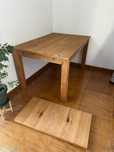 mesa de jantar em madeira com uma extensão e 4 cadeiras