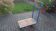 Solidny wózek transportowy (podest, cztery koła, uchwyt)