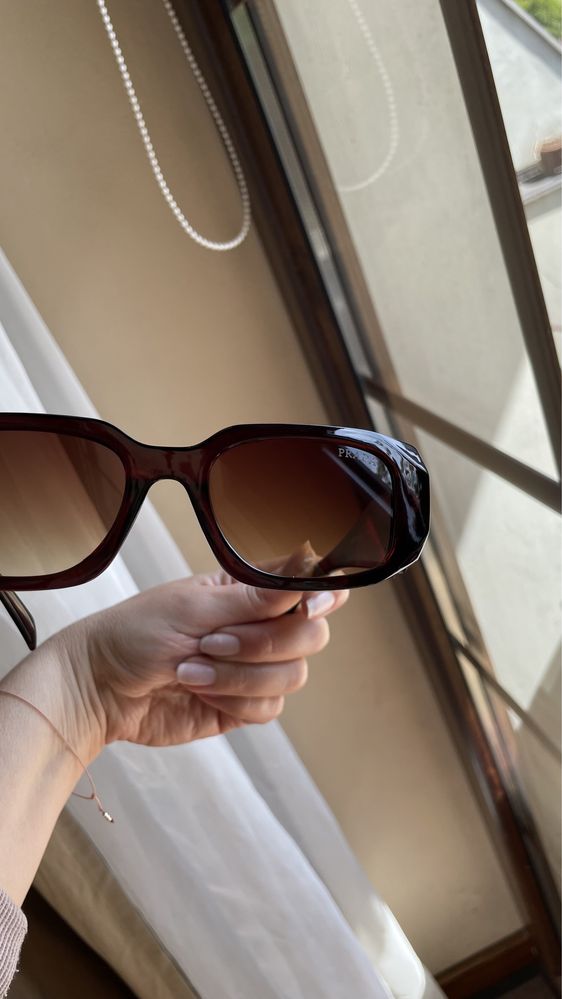 Piękne brązowe okulary przeciwsłoneczne PRADA