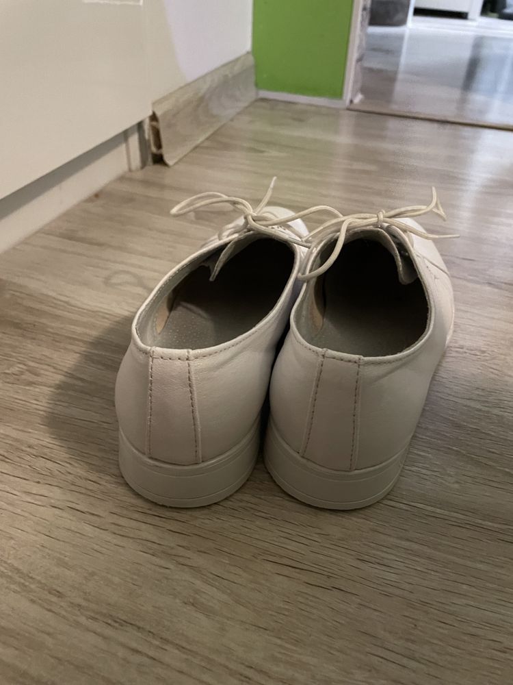 Buty komunijne chłopięce rozmiar 35 białe