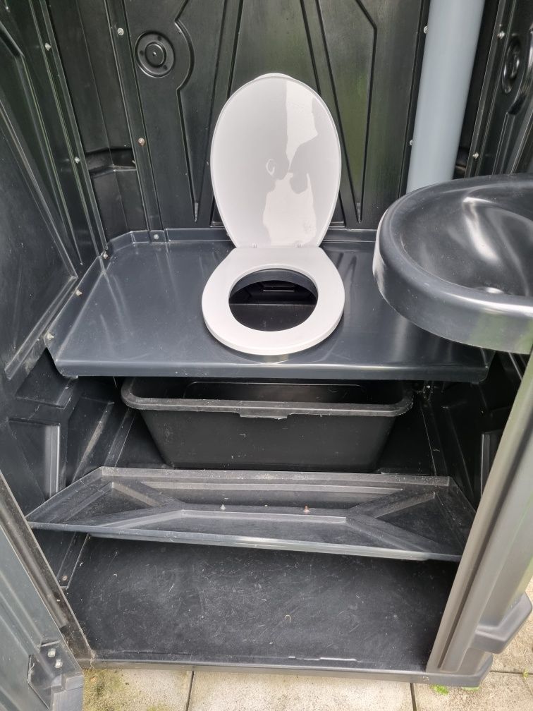 Toaleta zewnętrzna z umywalką/ wychodek / WC