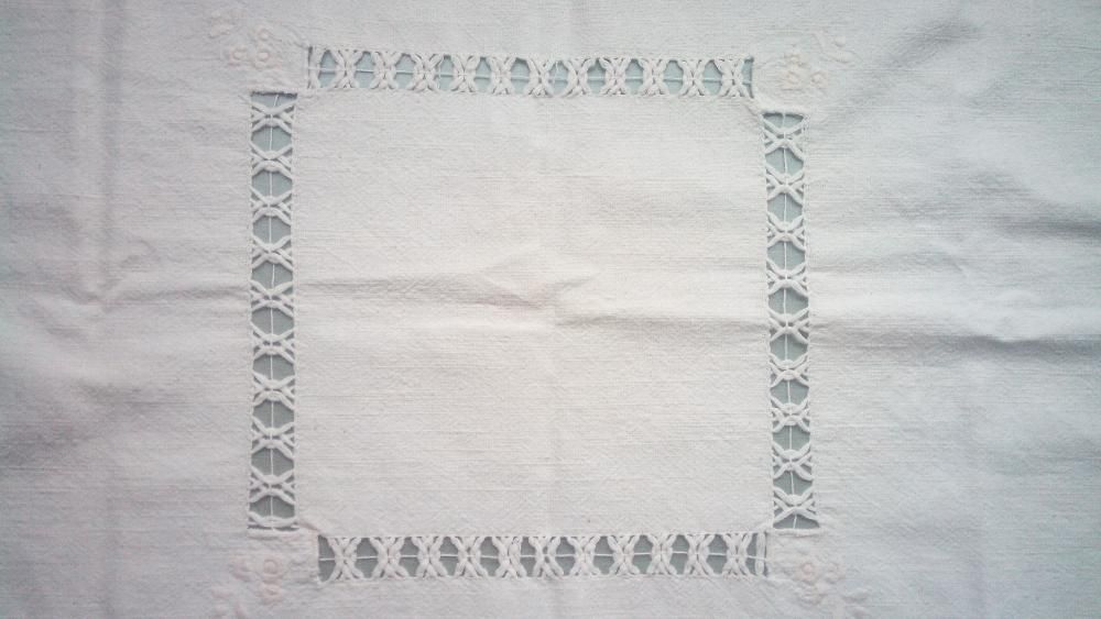 Toalha de linho bordada.