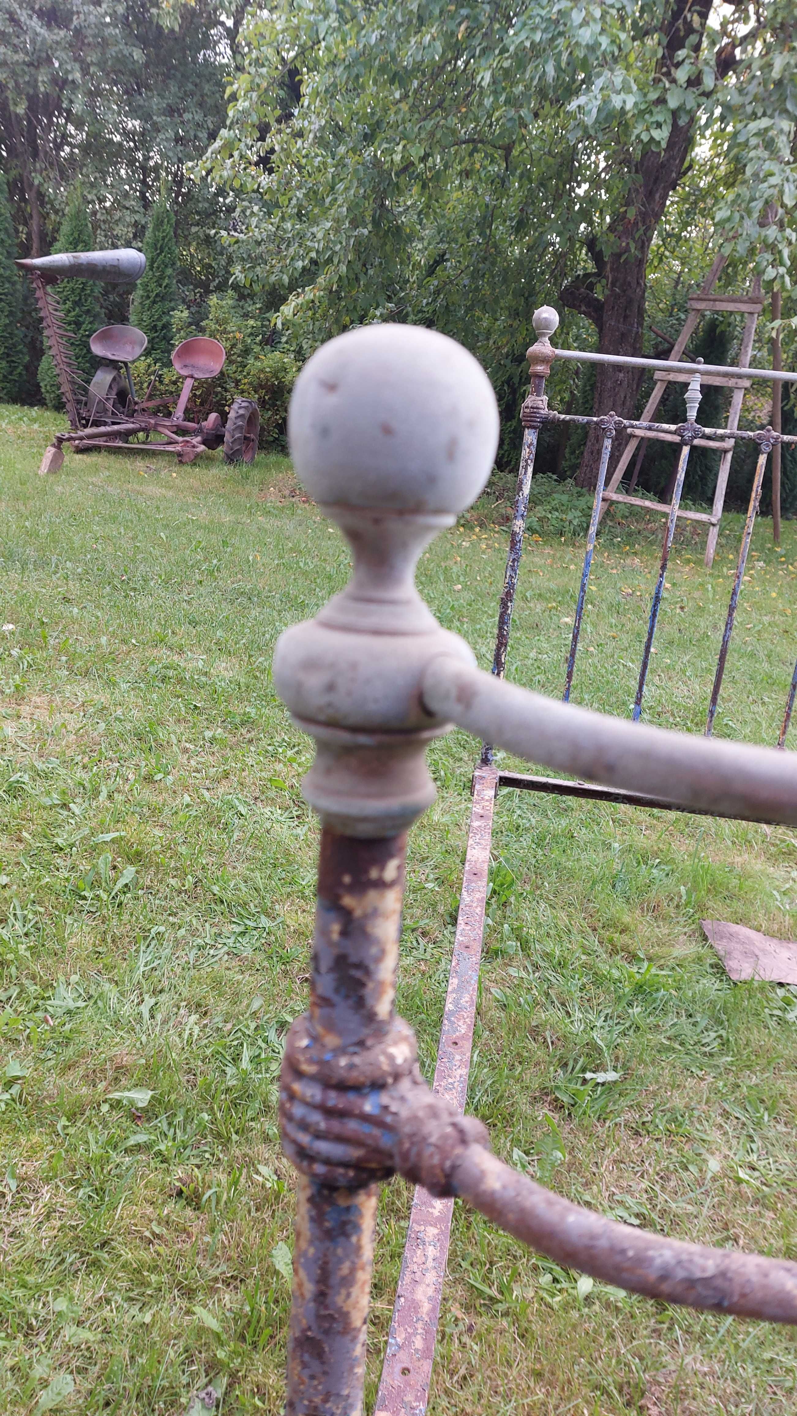 Trzy metalowe łóżka z PRL-u do renowacji.