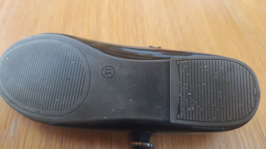 Czarne lakierowane buty dziewczęce