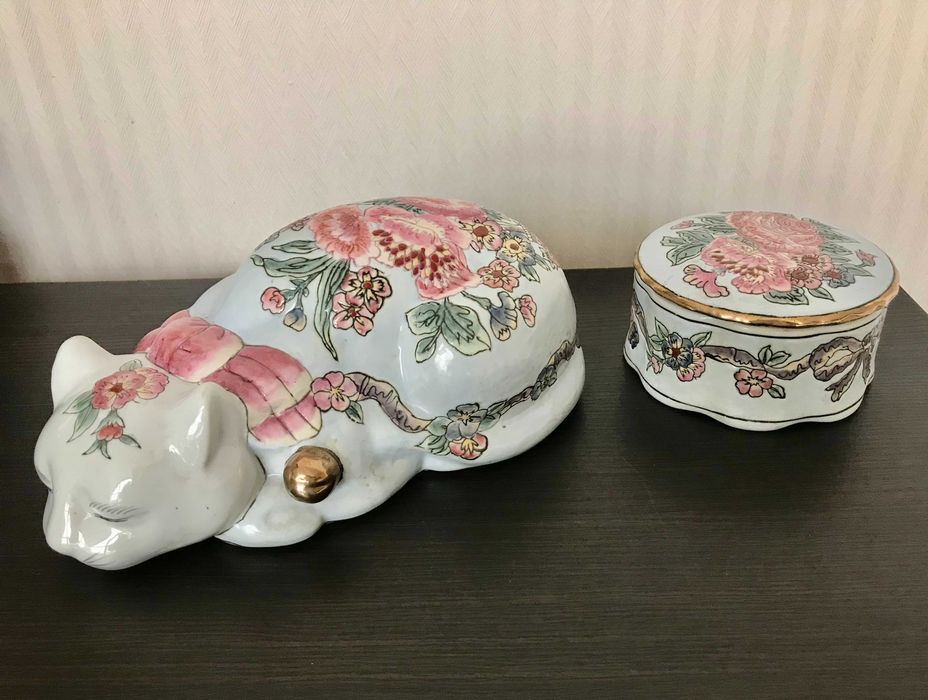 Велика фігурка кота що спить і порцелянова скринька