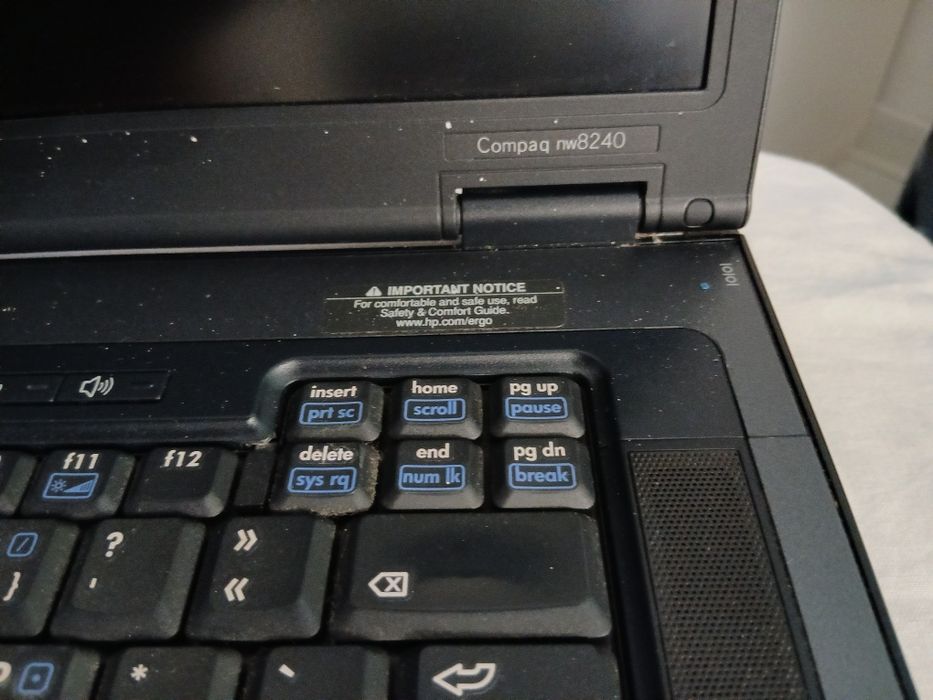 Portatil HP Modelo nw8240 para Arranjo ou peças Acende tá sem Disco