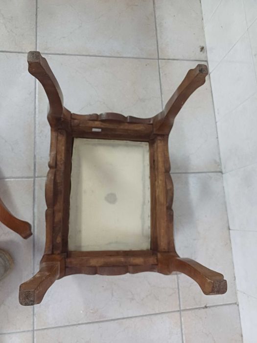 Conjunto vintage de 2 cadeiras de braços (uma sem tampo) com banqueta.