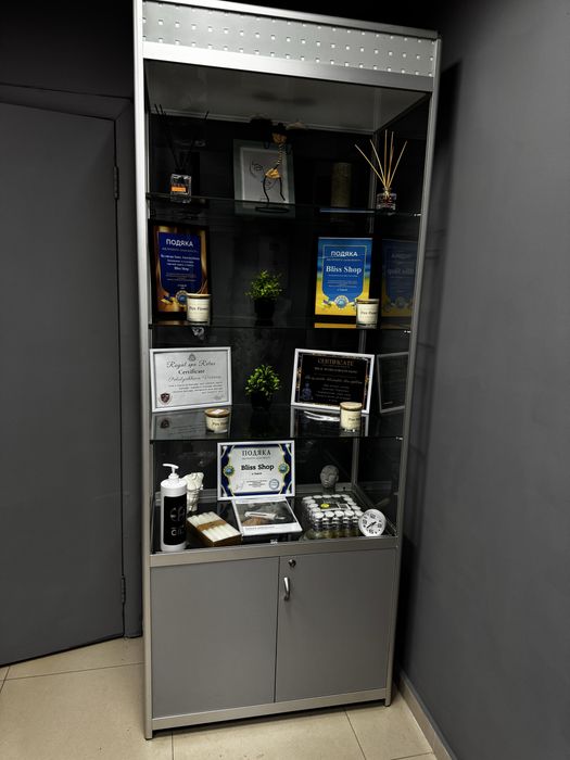 Меблі шафа вітрина дзеркало стіл манікюрний трон педикюрний