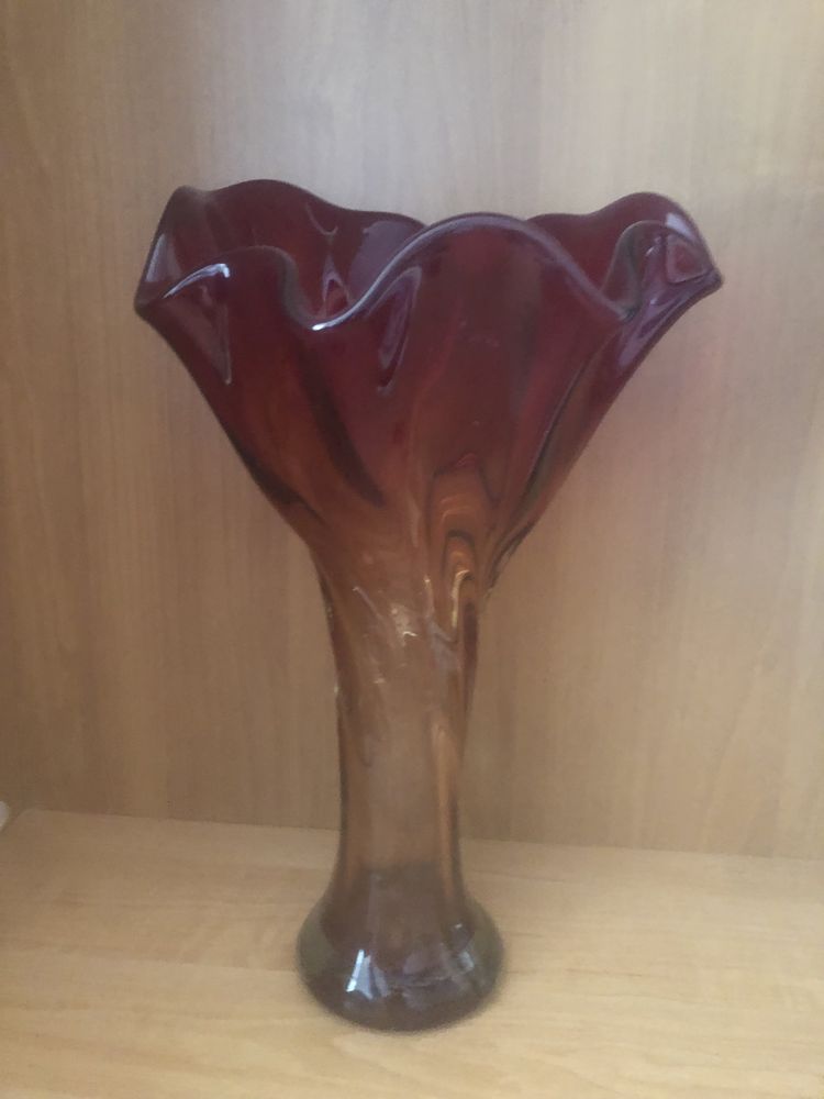 ваза для цветов красная