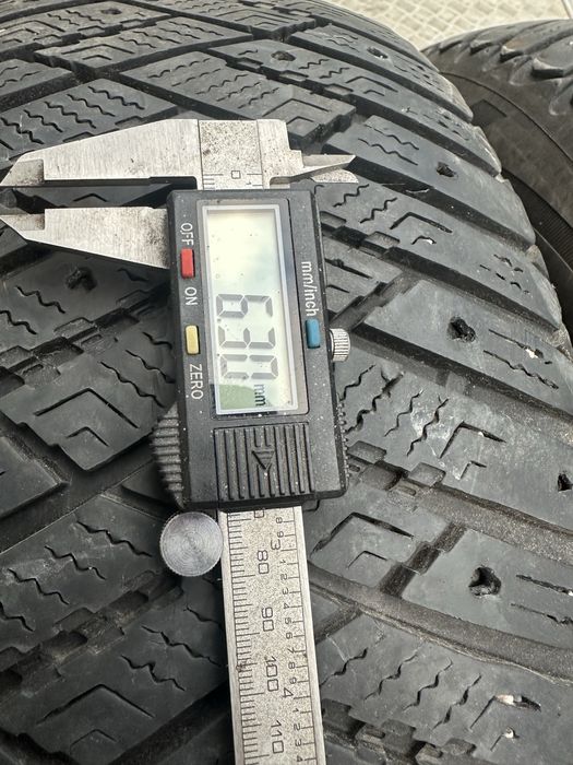 Good Year Ultragrip Ice Arctic 215/60/r16