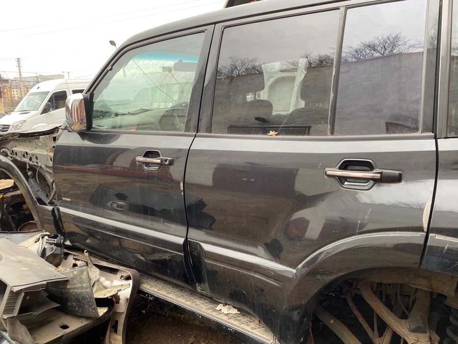 Дверь Двери передние задние Mitsubishi pajero Wagon