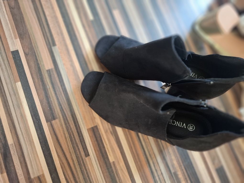 Buty nowe na słupku