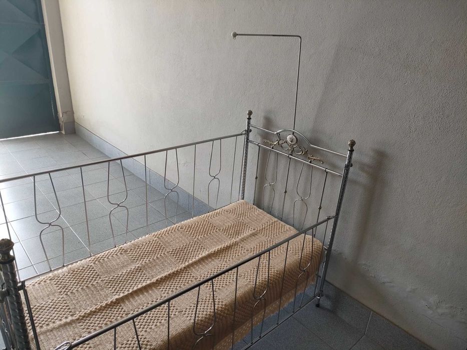 Cama de bebe vintage com colchão