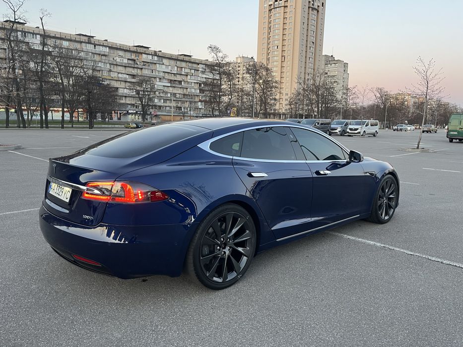 Оренда аренда автомобіля Tesla S 75D