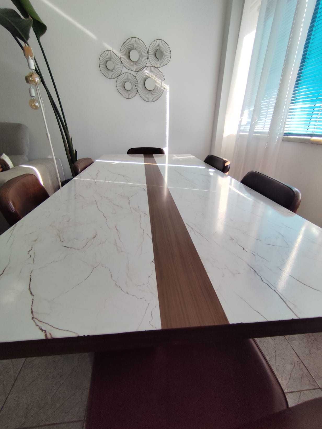 Mesa de jantar + 8 cadeiras