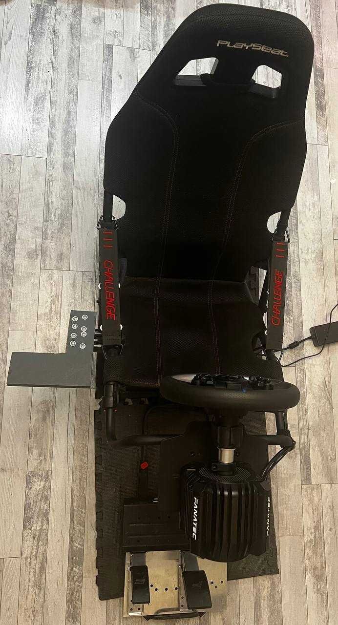 Кокпіт Playseat Challenge з кріпленням під коробку передач