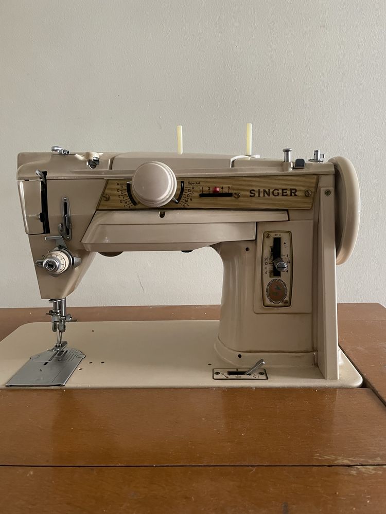 Máquina Singer 411G antiga a pedal