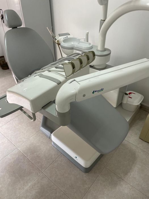 Vendo cadeira de dentista usada em bom estado