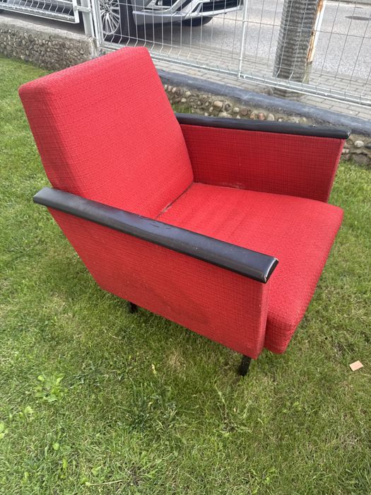 Czerwony fotel z epoki PRL – stabilny, styl retro – odbiór Toruń