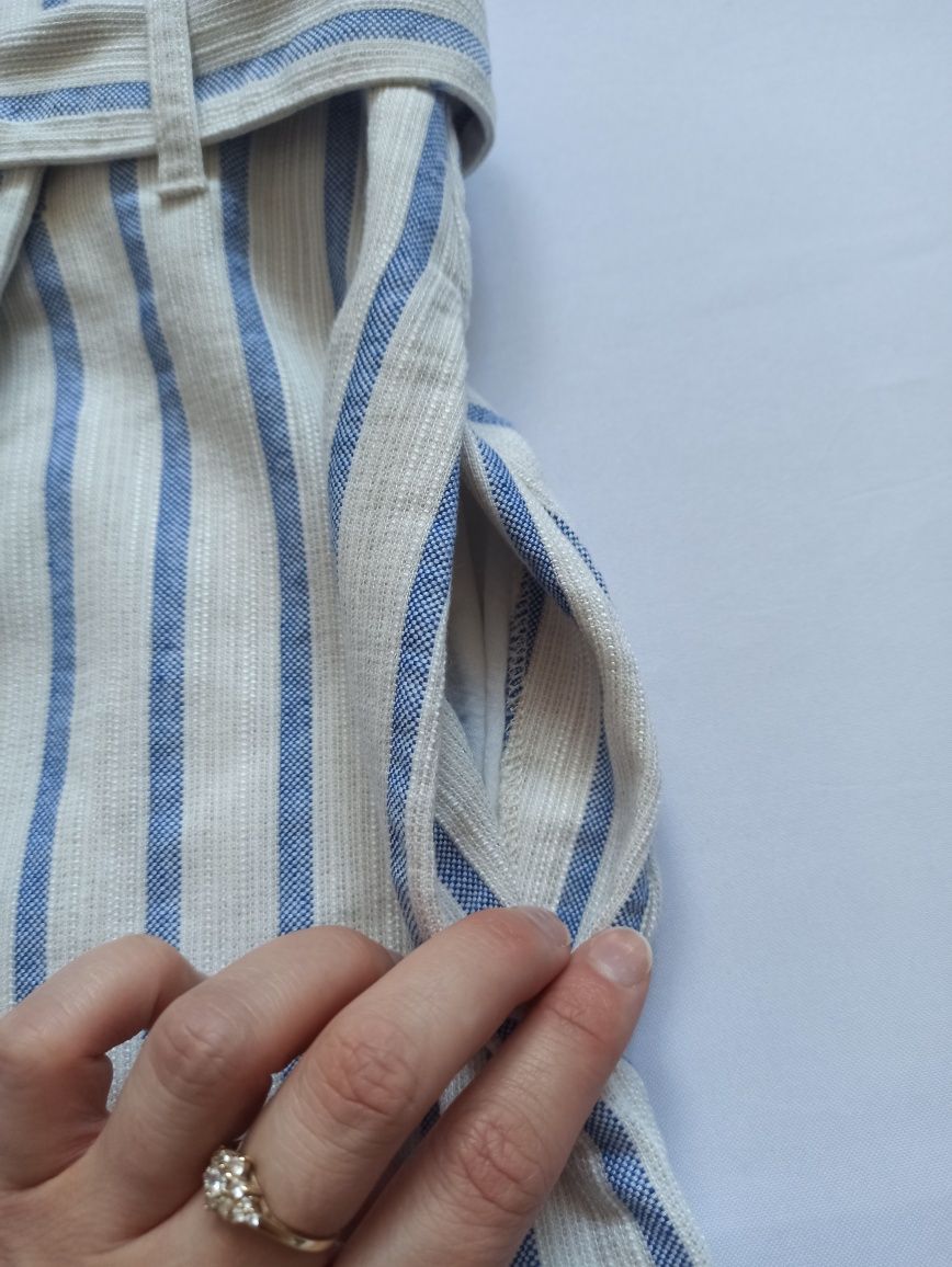 Biała spódnica mini kopertowa z paskiem w talii w pionowe paski