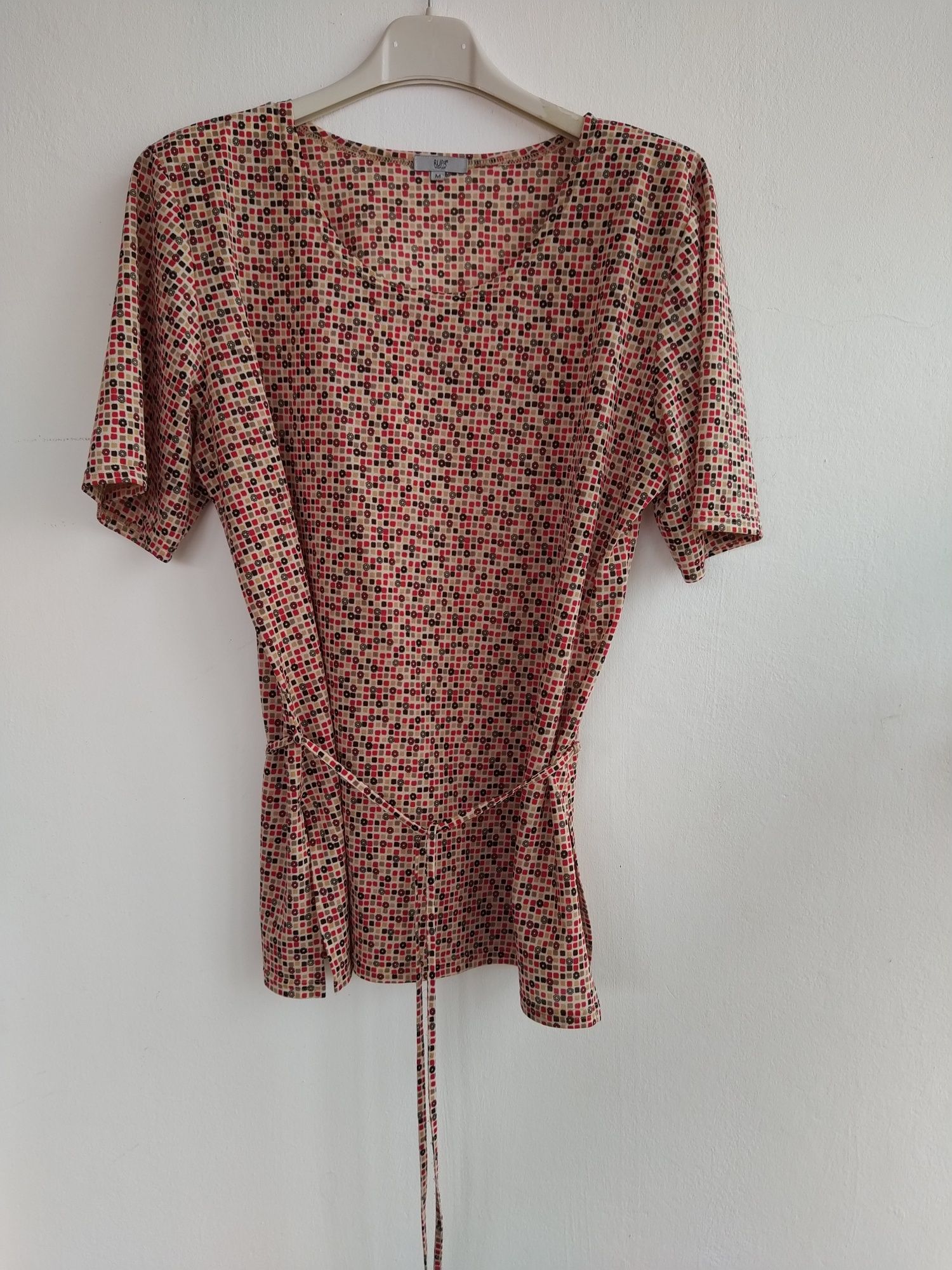 Blusa com padrão em tons vermelhos - Tamanho M