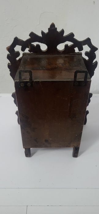 Antyczna szafka ołtarzowa – rzeźbione drewno + medalion Jezus Chrystus