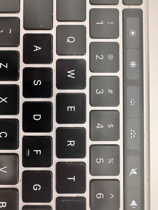 Macbook Pro 16", 2019 używany, 1TB srebrny, 1 właściciel, Touch Bar