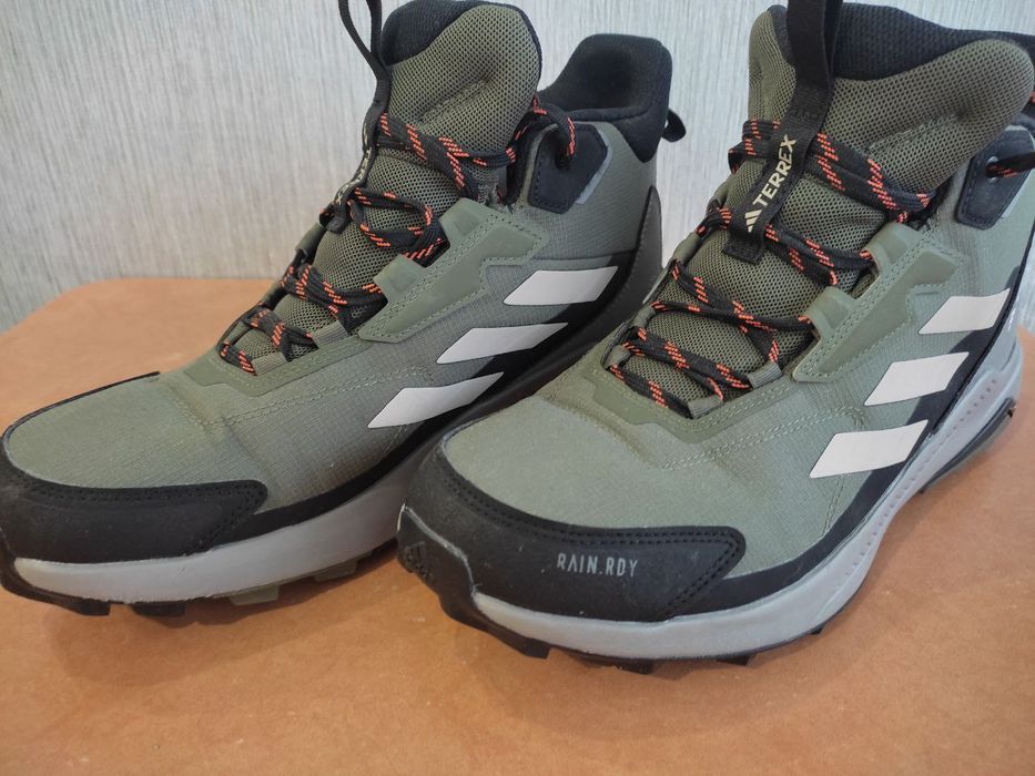 Продам ботинки Adidas 44р