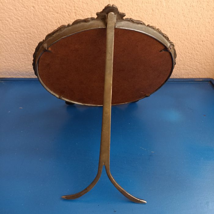 Espelho antigo de mesa em metal trabalhado motivo floral Arte Nova