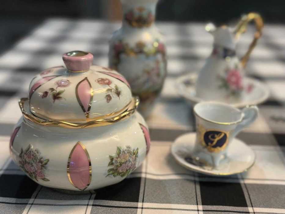Vendo conjunto de peças em porcelana decorativas antigas