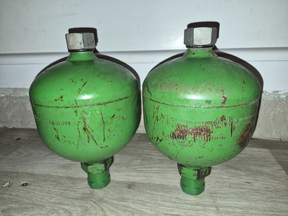 Гідроакумулятор RE321770 на John Deere