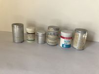 Latas de medicamentos muito antigas