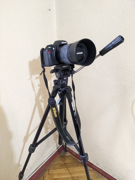 Nikon D3100 з штативом та об'єктивом