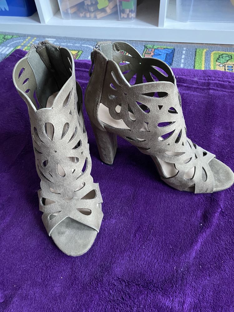 Buty na wysokim obcasie 38