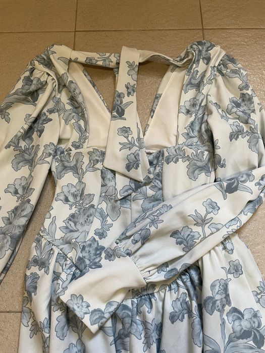 Платье с голубым цветочным принтом