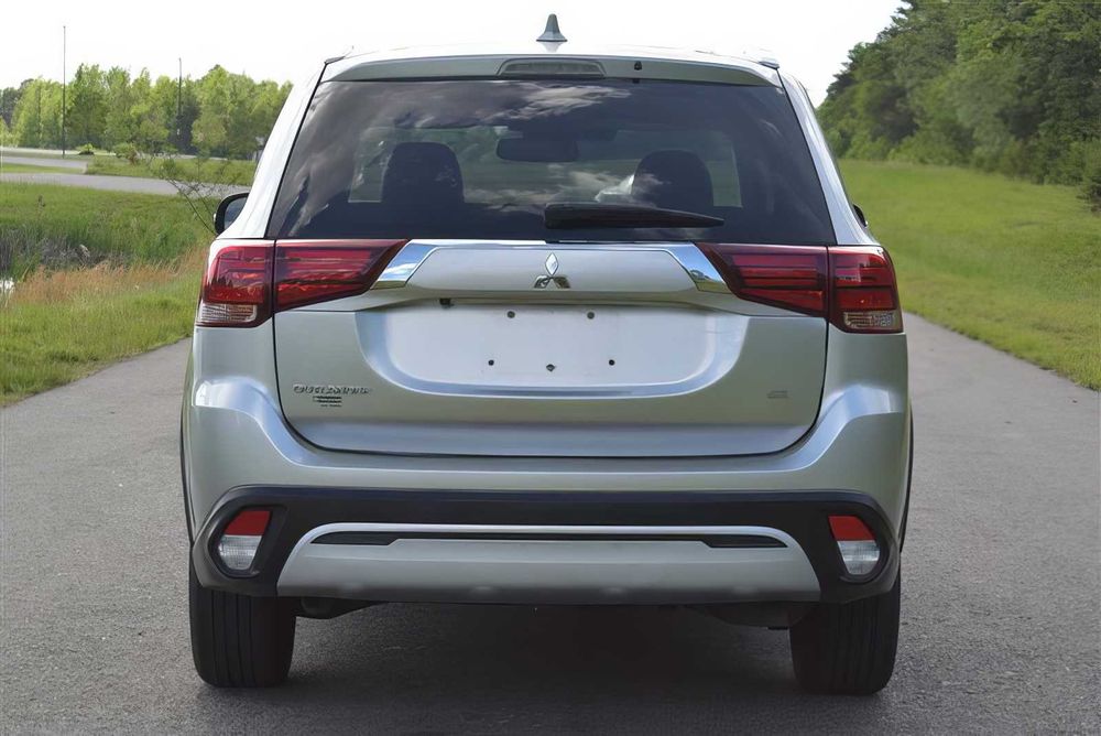Mitsubishi Outlander      2020