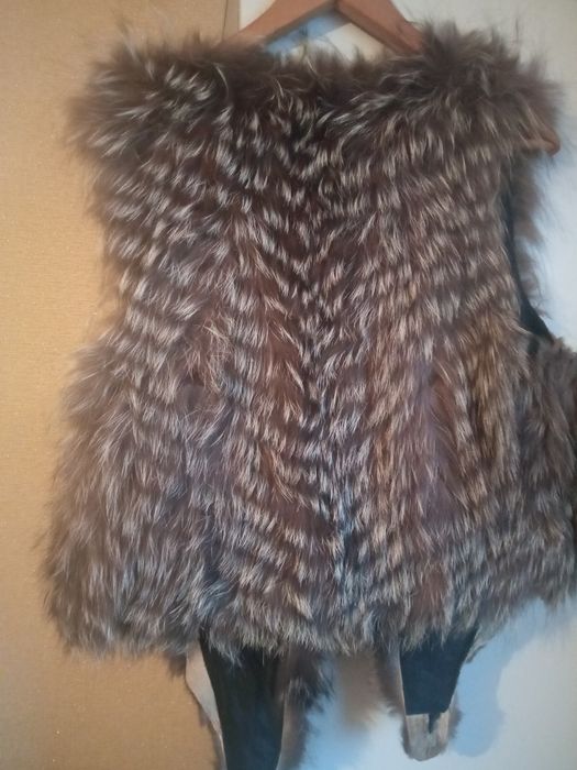 Продам жилетку женскую меховую.