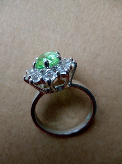 Срібна каблучка з дорогоцінним каменем