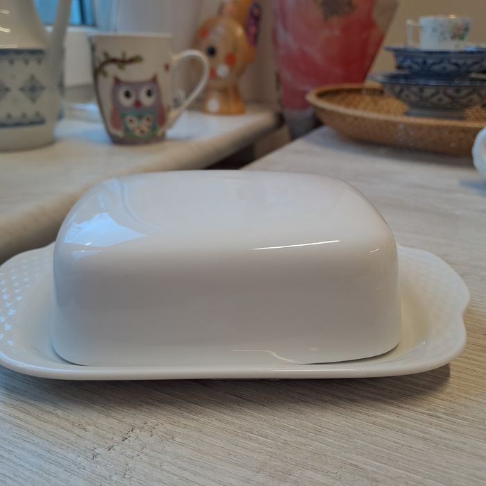 Biała porcelanowa masalniczka Winterling.