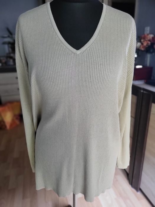 Sweterek dekold karo