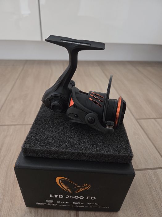 Kołowrotek spiningowy Savage Gear  Orange