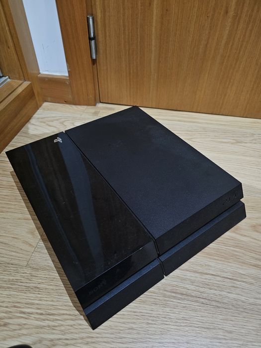 Playstation 4 para peças + 2 comandos + 2 jogos