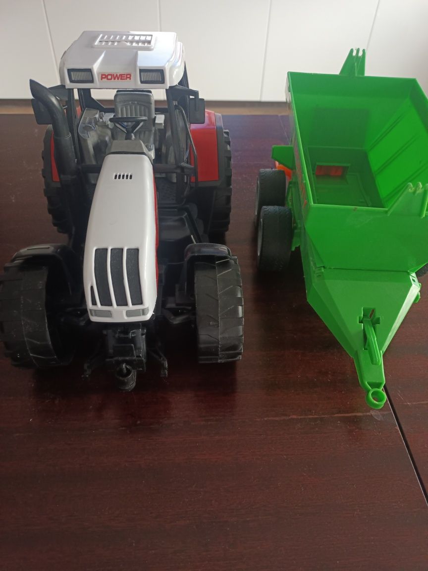 Traktor z siewnikiem