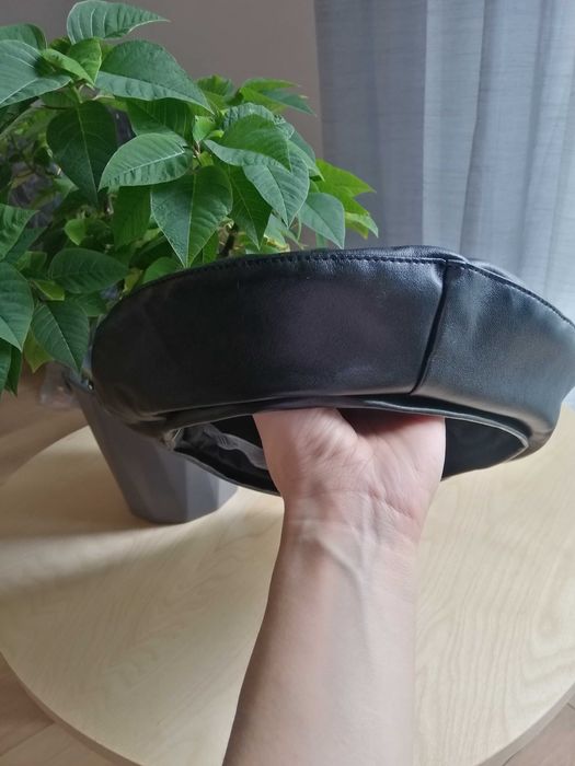Beret czarny imitacja skóry
