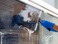 Миття вікон, вітрин, фасадів вивісок
