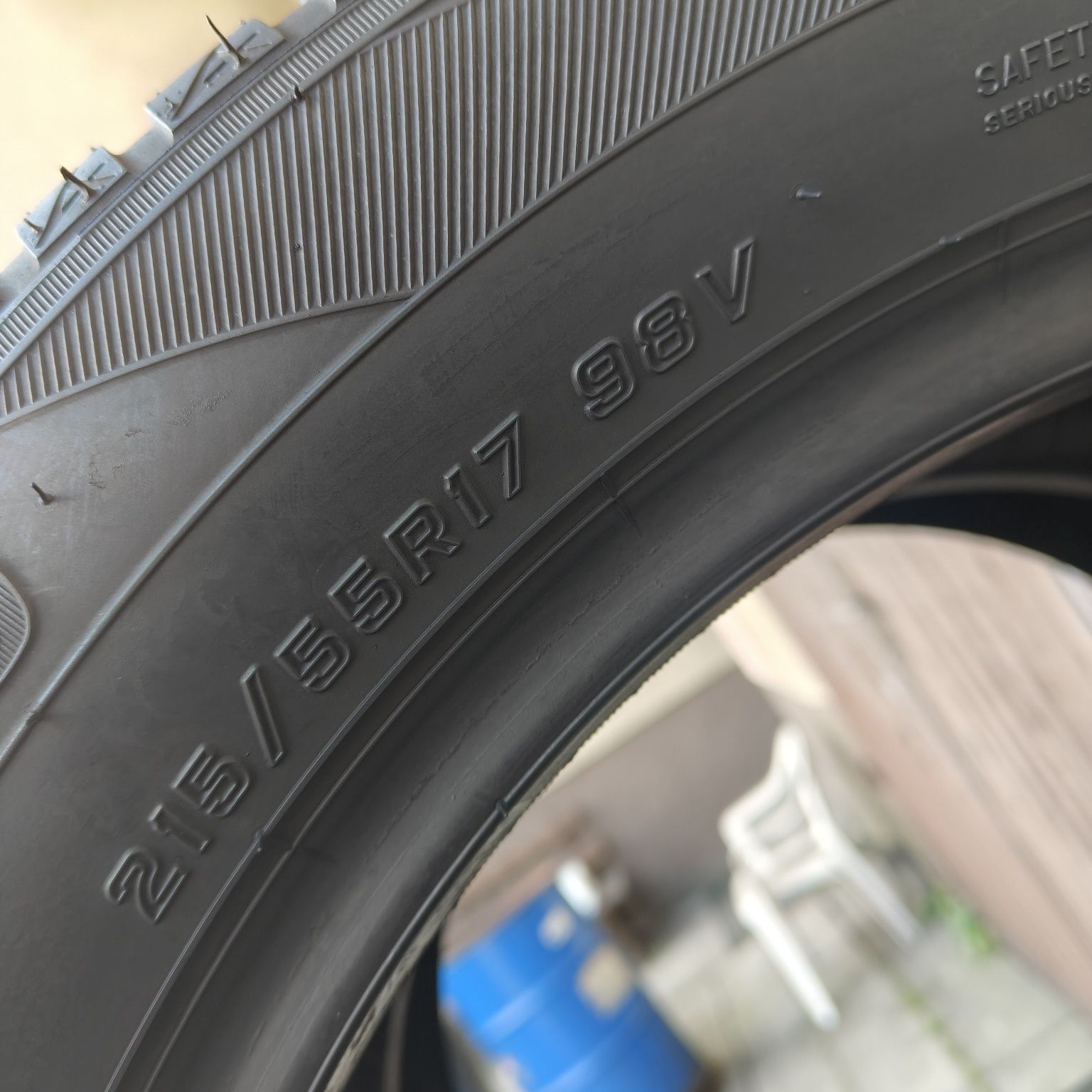 215/55/17 XL Sprzedam parę opon całorocznych Falken