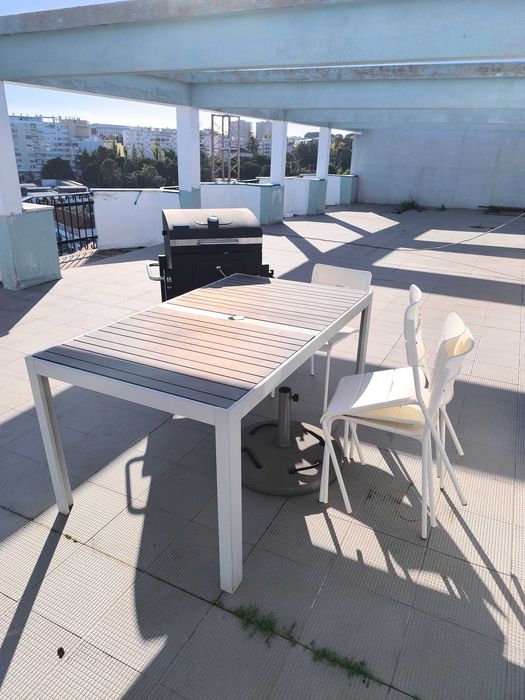 Mesa exterior c/ cadeiras e grelhador a carvão + utensílios