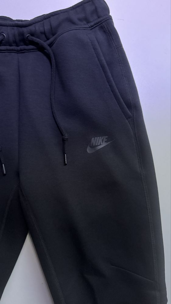 Nowe, czarne spodnie dresowe Nike Tech Fleece w rozmiarze XS joggers