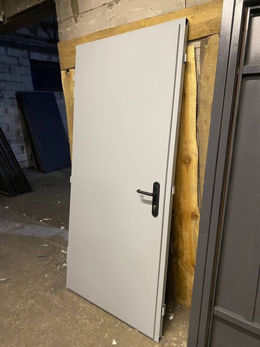 Доступно! Вхідні двері в технічні приміщення. Телефонуйте!